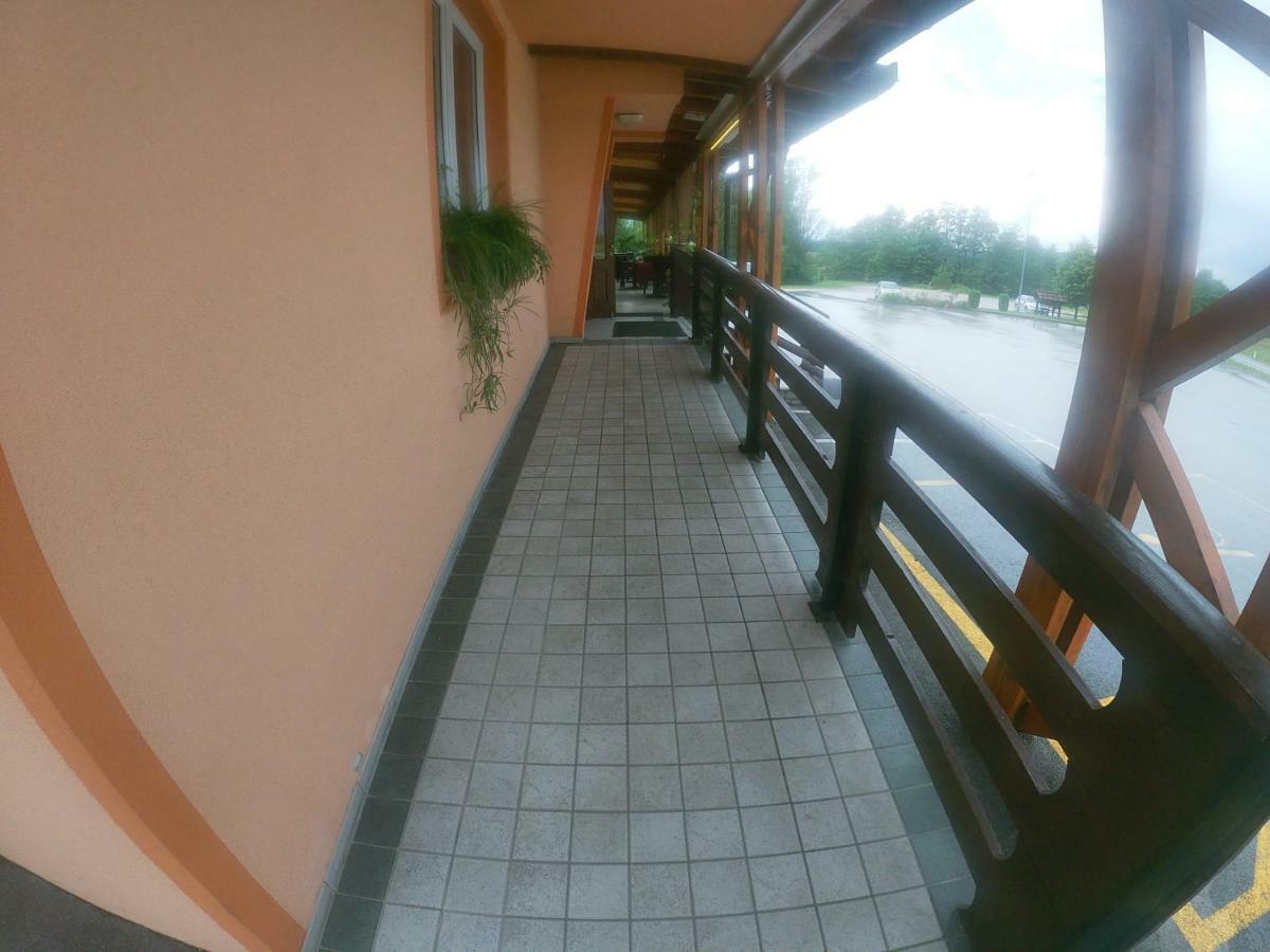 Gostisce Pri Slavcu Hotel Sentjernej Exterior photo
